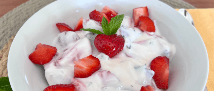 Leichte Mahlzeit mit wenig Kalorien Skyr mit Erdbeeren und erfrischender Minze - nur 200 kcal Leichte Mahlzeit mit wenig Kalorien Skyr mit Erdbeeren und erfrischender Minze - nur 200 kcal