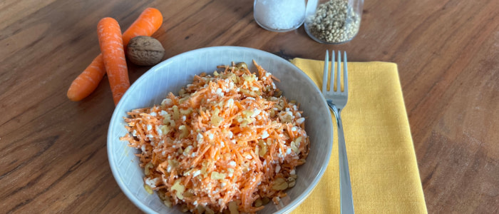 Moehren-Huettenkaese-Salat-mit-aWlnuessen-Ein-Rezept-fuer-den-Turbo-Fastentag Cremiger Möhren-Hüttenkäse-Salat mit Walnüssen in einer Schale – eiweißreiches Rezept für gesunden Genuss