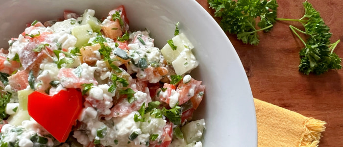 Eiweissreicher Huettenkaese Salat mit Paprika und Gruke Proteinreicher Hüttenkäse-Salat mit Paprika und Gurke – ein Rezept für deinen Turbo-Fastentag