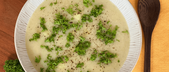 Vegane Blumenkohlsuppe – einfaches Rezept zum Abnehmen Vegane Blumenkohlsuppe mit frischer Petersilie – kalorienarmes Rezept zum Abnehmen