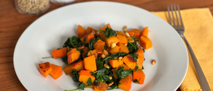 Rezept_zum_Kurzzeitfasten_Hokkaido_Kuerbis_mit_Pininekerne_und_Spinat_nur_200_kcal Der Teller bietet eine geschmackvolle Kombination aus gebratenem Hokkaido-Kürbis, samtigen Pinienkernen und Spinat – eine perfekte Mahlzeit zum Turbo-Fastentag.