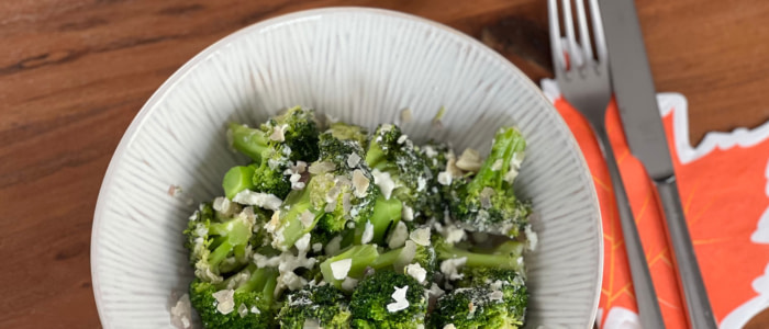 Fix zubereitet und wunderbar sättigend: Die Brokkoli-Pfanne mit Feta ist perfekt, wenn es schnell gehen soll und trotzdem lecker sein darf.