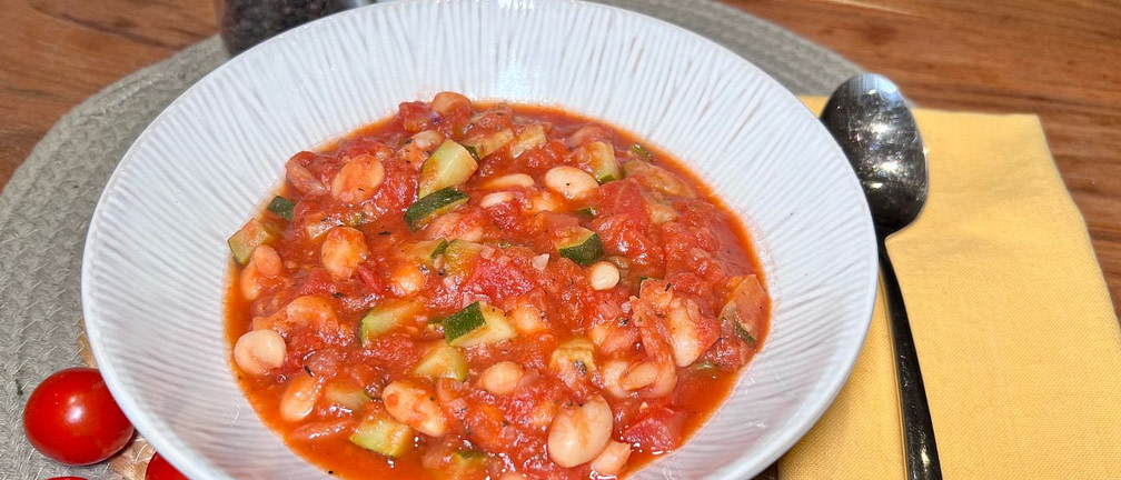 Tomaten-Bohnen-Eintopf – Rezept zum Turbo-Fastentag Tomaten-Bohnen-Eintopf – kalorienarmes Rezept für den Turbo-Fastentag mit weißen Bohnen, Zucchini und Tomatensauce.