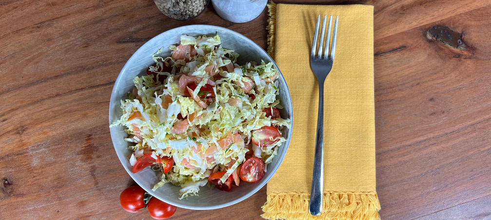 Ein Proteinreicher Chinakohl-Salat mit Räucherlachs zum Kurzzeitfasten mit dem Turbo-Fastentag Chinakohl-Salat mit Räucherlachs – proteinreich und perfekt für deinen Turbo-Fastentag