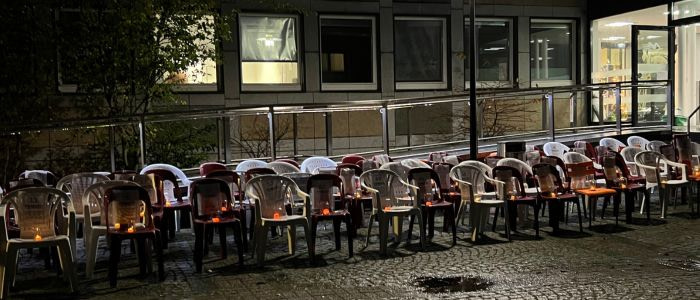 Gewalt gegen Frauen. Was geht mich das an? Eine Reihe leerer Stühle, die stellvertretend für Frauen stehen, die durch Femizid ihr Leben verloren haben. Mahnwache gegen Femizid, Kreishaus Mettmann 2024.