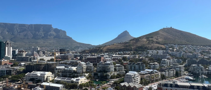 Kapstadt vom Rooftop des Zeitz Mocca Die Aufnahme zeigt einen weiten Blick über Kapstadt, fotografiert vom Rooftop des Zeitz MOCAA Museums.
