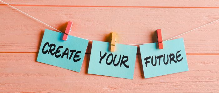 Titelbild „Ifformation statt Affirmation“ mit drei Kärtchen „Create Your Future“ vor Holz-Hintergrund