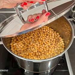 Gekochte Kichererbsen ready fuer den naechsten Step - 12 von 12 im Mai 2022 von Sonja Fuchs alias Fuchsmunter Gekochte Kichererbsen ready fuer den naechsten Step - 12 von 12 im Mai 2022 von Sonja Fuchs alias Fuchsmunter