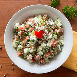 Proteinreicher Hüttenkäse-Salat mit Paprika und Gurke – Perfekt für dein Kurzzeitfasten mit dem Turbo-Fastentag!