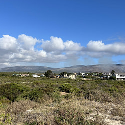 Fisherhaven Fisherhaven ist ein idyllischer Ort an der Botrivier-Lagune nahe Hermanus in Südafrika. Die Gegend ist für ihre ursprüngliche Natur und eine Population frei lebender Wildpferde bekannt, die der Landschaft eine besondere Atmosphäre verleihen.