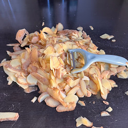 Kartoffeln schaelen _12 von 12 im August 2022 von Sonja Fuchs alias Fuchsmunter Kartoffeln schaelen _12 von 12 im August 2022 von Sonja Fuchs alias Fuchsmunter