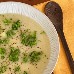 Cremige vegane Blumenkohlsuppe mit Petersilie – einfaches Rezept zum Abnehmen
