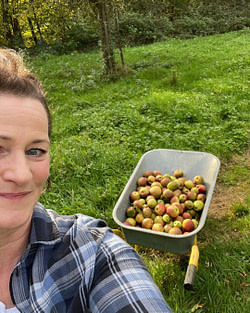 Apfelernte_2024 Sonja nach erfolgreicher Apfelernte in 2024