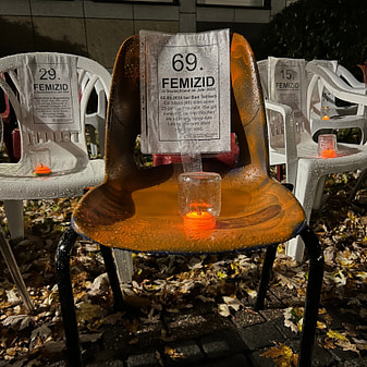 Femizid Nr. 69 Natasha aus Bad Teinach wurde im September 2024 von ihrem Verlobten getötet Dieser Stuhl erinnert an Natasha aus Bad Teinach, die von ihrem Verlobten getötet wurde.