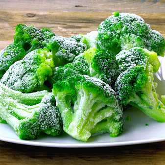 Tiefkühl-Brokkoli auf einem Teller – die schnelle und unkomplizierte Lösung für gesunde Gerichte.