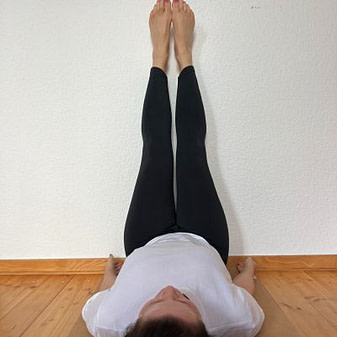 Wohlbefinden_verbessern_2024_08_01 Fuchsmunter liegt auf dem Rücken mit den Beinen an die Wand gestreckt, eine einfache Entspannungsübung zur Verbesserung des Wohlbefindens.