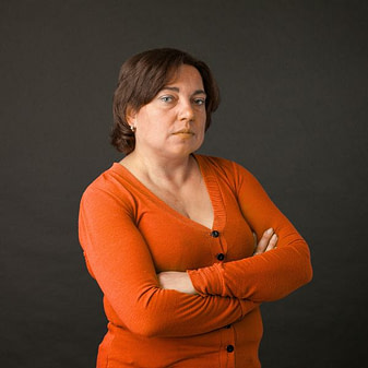 Bauchfett bei Frauen über 40 – Ursachen und Lösungen Frau über 40 mit verschränkten Armen – Symbol für Frust über hartnäckiges Bauchfett bei Frauen über 40