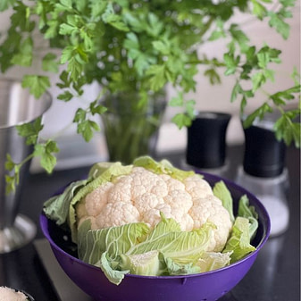 Frischer Blumenkohl – gesunde Basis für vegane Suppe Frischer Blumenkohl im Küchensieb – ideale Zutat für eine vegane Blumenkohlsuppe zum Abnehmen