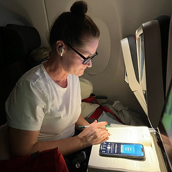 Fast Like a Girl – Fasten im weiblichen Zyklus Sonja Fuchs alias Fuchsmunter liest im Flugzeug das Buch „Fast Like a Girl“ von Dr. Mindy Pelz und beschäftigt sich mit zyklusbasiertem Fasten für Frauen ab 40