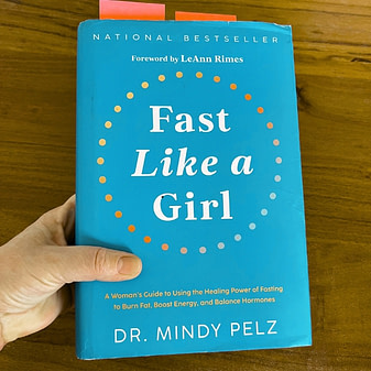 Fast Like a Girl – Dr. Mindy Pelz | Zyklusbasiertes Fasten für Frauen Fast Like a Girl Buch von Dr. Mindy Pelz über zyklusbasiertes Fasten für Frauen