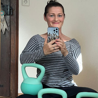 Homegym - Krafttraining für Frauen Sonja beim Fitness-Training mit Kettlebells