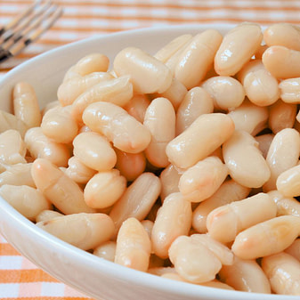 Weiße Bohnen – gesunde Zutat für den Tomaten-Bohnen-Eintopf Weiße Bohnen in einer Schüssel – gesunde Basiszutat für den Tomaten-Bohnen-Eintopf am Turbo-Fastentag.