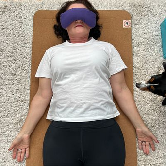 Mehr_wohlbefinden_durch_yin_yoga_2024_08_01 Durch Yin Yoga kommst du zur Ruhe und kannst dein Wohlbefinden damit erheblich verbessern.
