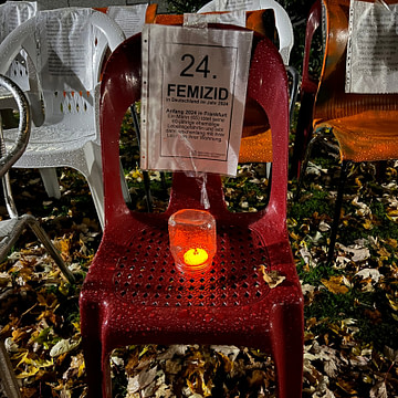 Femizid Nr 24 Marion aus Frankfurt getoetet durch ihren ehmaligen Lebensgefaehrten Dieser Stuhl steht als Gedenken an Marion aus Frankfurt, die durch die Gewalt ihres ehemaligen Lebensgefährten ihr Leben verlor.