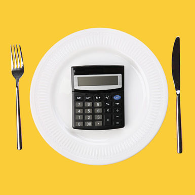 abnehmblockade-symbolbild-kalorienzaehlen-mobile-Ansicht Symbolbild für Abnehmblockade: Taschenrechner liegt auf einem Teller – steht für kontrolliertes Essen und Diätfrust