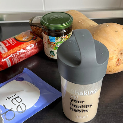 Mahlzeitenersatz ist immer nur die halbe Miete wenn man nachhaltig abnehmen möchte Mahlzeitenersatz allein reicht nicht aus, wenn du langfristig und nachhaltig abnehmen möchtest.