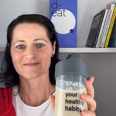 Mahlzeitenersatz im Einsatz am Turbo-Fastentag mit Fuchsmunter Fuchsmunter zeigt den Ringana d-eat Mahlzeitenersatz im Shaker.