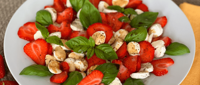 Erdbeer Caprese Salat - Ein Rezept zum Kurzzeitfasten mit dem Turbo-Fasteentag mit nur 250 kcal